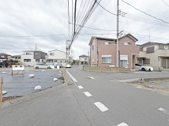 駐車が苦手な方にも嬉しい、前面６ｍ道路に面した住まい。
