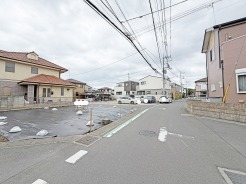 駐車が苦手な方にも嬉しい、前面６ｍ道路に面した住まい。
