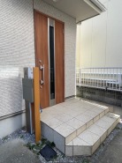 落ち着いたデザインの玄関です。
