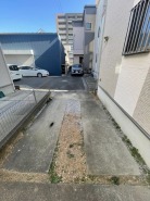 マイカースペースを確保。現地で車幅と共にご確認ください。
