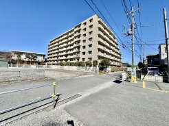 新田駅徒歩９分の近さ。 忙しい朝が助かる立地、 暮らしにゆとりが生まれます。
