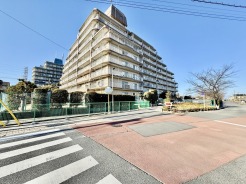 北越谷駅徒歩１２分の近さ。 忙しい朝が助かる立地、 暮らしにゆとりが生まれます。
