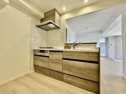 人造大理石トップボードと防汚ウォールで、 お手入れがラクなキッチン。
