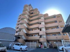 タイル張りの荘厳な外観は、マンションならでは。平成7年8月築の全34戸のコミュニティ。
