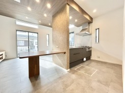 カウンターからはリビングが広く見渡せ、ご家族とのコミュニケーションも弾みます。
