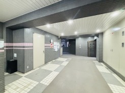 管理人さんがメンテナンスしてくれるエントランス。
