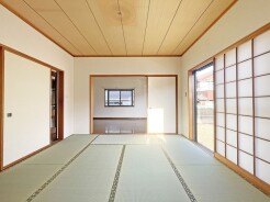 リビングと一体のように使える和室。 