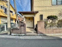 ポーチのついた物件。玄関の印象はいかがでしょうか？入口からご覧ください。
