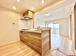 料理をしながらでも、ご家族との会話を楽しめる対面キッチン。