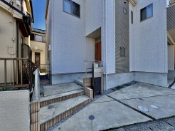 アプローチからの玄関がおしゃれな住宅。出発も帰宅も楽しみになるかも。
