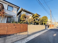 幹線道路から１本入った現地は、想像以上に静かに感じられます。
