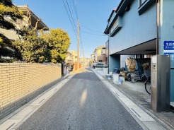 前面道路は歩道も整備され、小さなお子様にも安心です。
