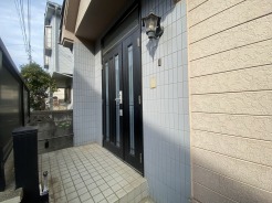 重厚な雰囲気を演出する玄関ドア。ゴシックな色合いが物件の表情を引き締めます。
