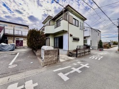 リフォーム工事中。車通りの少ない閑静な住宅地、のびのびした子育てに適します。
