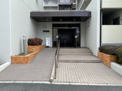 管理人さんがメンテナンスしてくれるエントランス。
