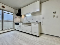 手を伸ばせばそこに収納が。安定した使用感の吊戸棚つきのキッチン空間。
