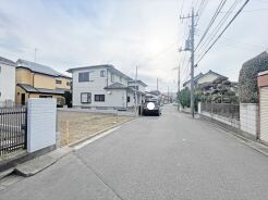 駐車が苦手な方にも嬉しい、前面６ｍ道路に面した住まい。
