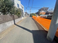 幹線道路から１本入った現地は、想像以上に静かに感じられます。
