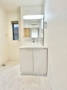 たっぷりの収納を設けたシャワー付洗面台で快適な暮らし。
