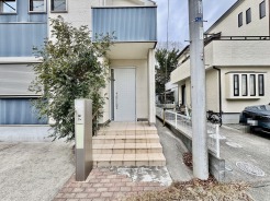 小スペースですが、ポーチ付き。
