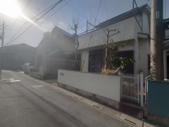 幅員の狭い道ですが、車通りの少ない住宅街に立地してます。
