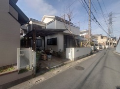 幅員こそやや狭くても、その分交通量が少なくて安心。
