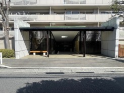 管理人さんがメンテナンスしてくれるエントランス。