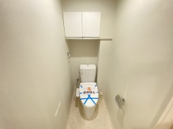 もちろんウォシュレット機能付き。憩いの場としてひそかに注目度の高いお手洗いにもご注目ください。
