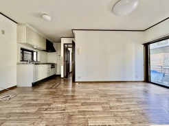 リフォーム工事前。家族が自然に集りそうな広さが魅力のＬＤＫ。
