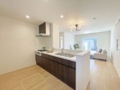 料理をしながらでも、ご家族との会話を楽しめる対面キッチン。