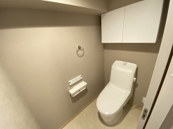 もちろんウォシュレット機能付き。憩いの場としてひそかに注目度の高いお手洗いにもご注目ください。
