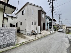 幹線道路から１本入った現地は、想像以上に静かに感じられます。
