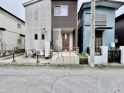 ポーチのついた物件。玄関の印象はいかがでしょうか？入口からご覧ください。
