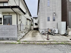 マイカースペースを１台分確保。現地で車幅と共にご確認ください。
