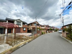 幹線道路から１本入った現地は、想像以上に静かに感じられます。

