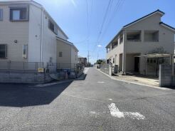 車通りの少ない閑静な住宅地、のびのびした子育てに適します。
