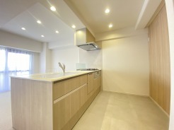 リビングで遊ぶお子様を見守りながらお料理ができる、対面キッチン。
