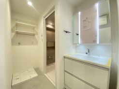 洗面化粧台は清潔感の漂うホワイトをベースカラーに、シンプルなデザインで。
