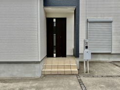 ポーチのついた物件。玄関の印象はいかがでしょうか？入口からご覧ください。
