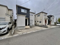 車通りの少ない閑静な住宅地、のびのびした子育てに適します。
