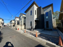 幹線道路から１本入った現地は、想像以上に静かに感じられます。
