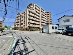 武里駅徒歩７分の近さ。 忙しい朝が助かる立地、 暮らしにゆとりが生まれます。
