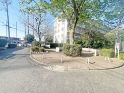 敷地内にちょっとした公園もあります