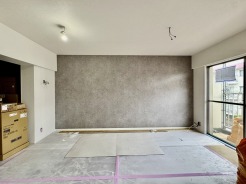 リフォーム工事中。リビングは家具の配置も思いのまま。自由度が高い設計です。
