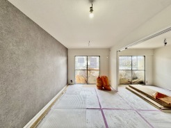 リフォーム工事中。家族が自然に集りそうな広さが魅力のＬＤＫ。
