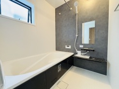 広々１坪タイプのゆったり浴室ユニット。防カビ・抗菌素材なのもうれしい。
