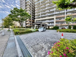 車通りの少ない閑静な住宅地、のびのびした子育てに適します。
