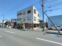 前面道路は歩道も整備され、小さなお子様にも安心です。
