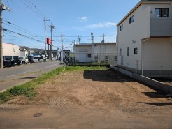 駐車が苦手な方にも嬉しい、広い道路に面した住まい。
