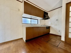 手を伸ばせばそこに収納が。安定した使用感の吊戸棚つきのキッチン空間。

